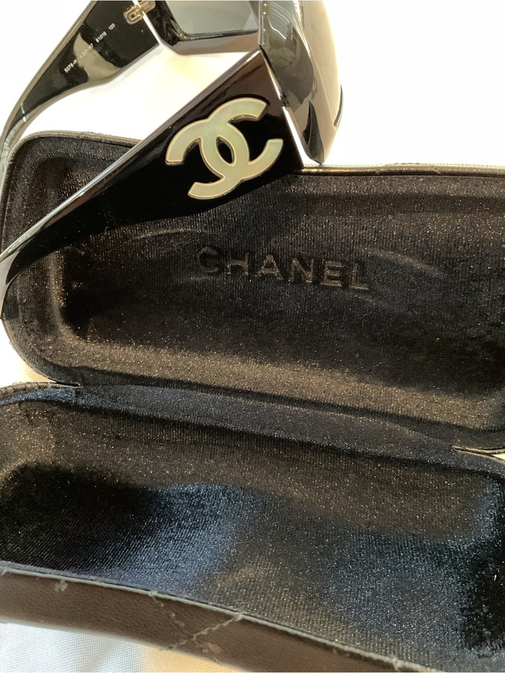 CHANEL Glossy Black Oversized Sunglasses with Quilted Case - Picture 5 of 14